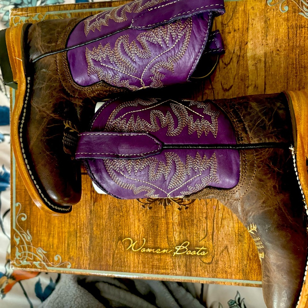 Toddler size 8.5 size cowboy/ cowgirl boots they are size 16 MEX 17 USA